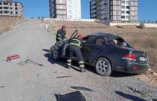 Ehliyetsiz sürücü takla atan otomobilde yaralandı