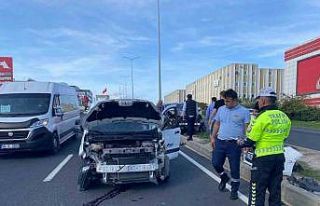 El freni çekilmeyen otomobil yola çıktı, kazada...