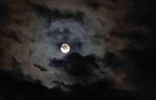 Elazığ’da Ay’ın bulutlar arasında geçişi...