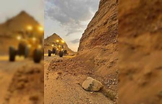 Elazığ’da deprem sonrası köy yollarına düşen...