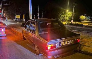 Elazığ’da otomobil aydınlatma direğine çarptı:...