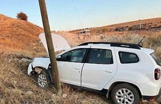 Elazığ’da otomobil şarampole yuvarlandı: 3 yaralı