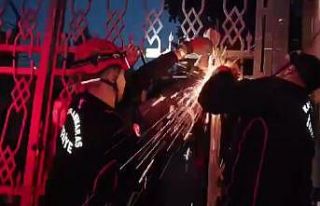 Eli demir kapıya saplanan genci itfaiye kurtardı