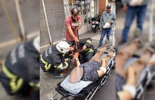 Elini kepenk makarasına sıkıştıran adamın yardımına...