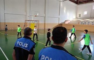 Emniyet güçlerinden çocukların doğru aktivitelerde...