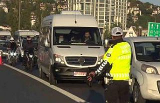 Emniyet şeridini ihlal eden sürücüden polise ve...