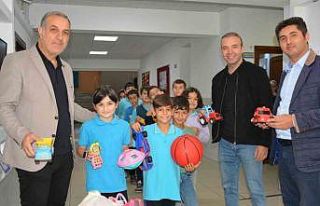 En kıymetli oyuncaklarını kardeşleriyle paylaştılar