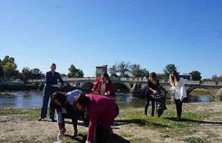 En yeni kıyafetleriyle, en özel günlerinde çöp...