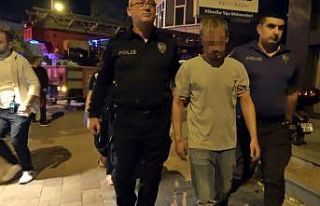 Evini yakıp dumandan etkilendi, sokağa dökülen...