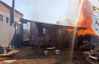 Evinin etrafını saran alevlere gözyaşları içinde...