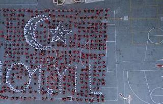 Evlerinde yetiştirdikleri 101 çiçekle ay yıldızlı...