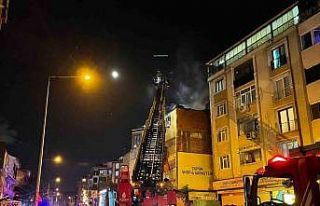 Eyüpsultan’da korkutan yangın: Apartmanın çatısı...