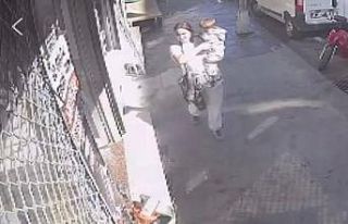 Fatih’te kadın hırsız kucağındaki bebekle iş...