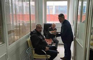 FETÖ liderinin ölüm haberi üzerine tatlı dağıttılar