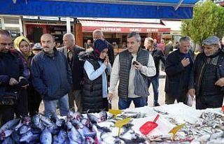 Fırtına dindi, balık tezgahları şenlendi