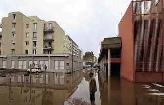 Fransa’da sel: Araçlar sürüklendi, sokaklar sular...