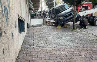 Fren yerine gaza bastı, otomobil devrildi: Öğrenciler...