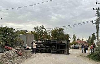 Freni boşalan kamyon duvara vurarak durabildi