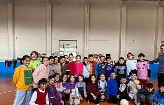 Gediz’de okullarda spor tanıtımı ile gençler...