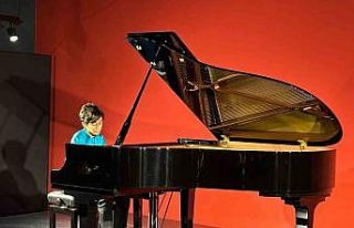 Genç piyanist Ali Keskin yeteneğiyle alkışları...