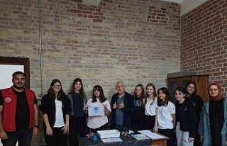 Gençler bu ofiste bir araya geliyor