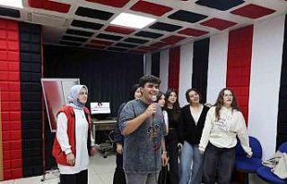 Gençlik Merkezi’nde karaoke sınıfı açıldı