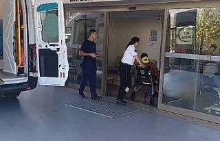 Göçmen teknesi kayalıklara çarptı: 4 yaralı