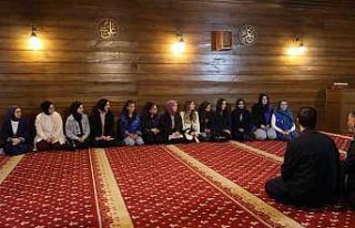 Gönüllü gençler, tarihi camiyi inceledi