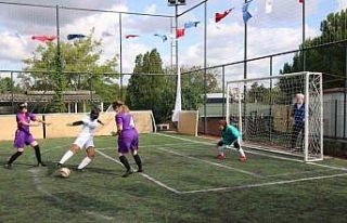 Görme engelli kadın futbolcularla yer yerinden oynadı