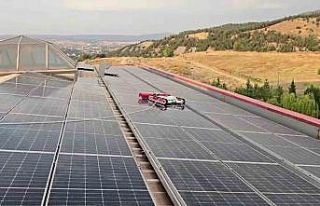 Güneş panellerinde kirlilikten kaynaklanan üretim...