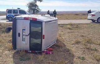 Hafif ticari araç devrildi, sürücü kazayı yara...