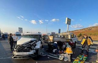 Hafif ticari araç kamyonete arkadan çarptı: 4 yaralı