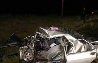 Hafif ticari araçla çarpışan Tofaş otomobil hurdaya...