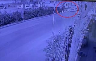 Hafriyat kamyonu, otomobili metrelerce sürükledi:...