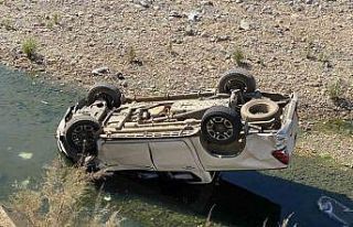 Hakkari’de kamyonet şarampole yuvarlandı: 1 yaralı