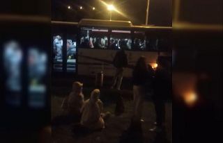 Halk otobüsü fazla yolcu alınca dengesi bozulup...