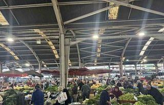 Halk pazarında fiyatların yüksek olması ilgiyi...