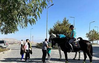 Harput’ta Atlı Jandarma Timi’ne yoğun ilgi