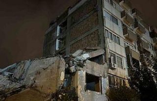 Hasarlı binanın yıkımı esnasında üzerine duvar...