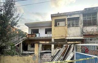 Hatay’da hasarlı evin balkonu çöktü: Baba ve...