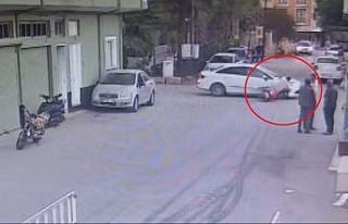 Hatay’da otomobil ile motosikletin çarpışma anı...