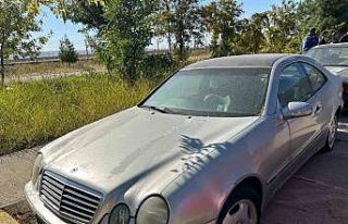 Havalimanında unutulan 2 lüks otomobil gümrüğe...