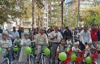 Hayırseverler 20 yetim çocuğa unutulmaz bir gün...