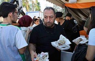 Hintli turistler Adana lezzetlerine hayran kaldı