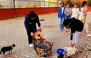 Hisarcık’ta yurt öğrencileri artan yemeklerle...