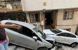 Hızla sokağa giren otomobil ortalığı yıkıp...