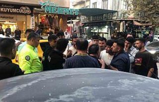 İki grup arasında çıkan kavgaya polisler müdahale...