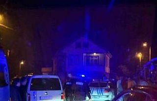 İki grup arasında çıkan kavgayı ayırmak isteyen...