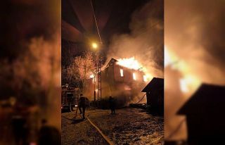 İki katlı ev alevlere teslim oldu