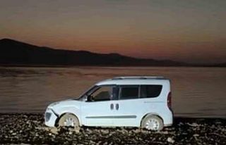 Ilısu Baraj Gölü kıyısında mahsur kalan Suriyeli...